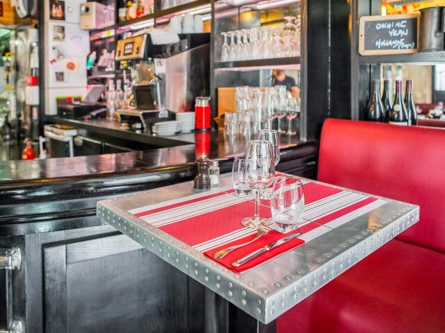 La petite salle de L’Ange20 ouverte sur le comptoir et la cuisine